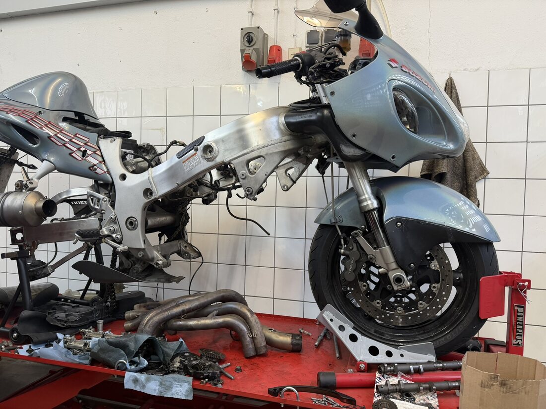 Rahmen zerlegt, Motor halb ausgebaut